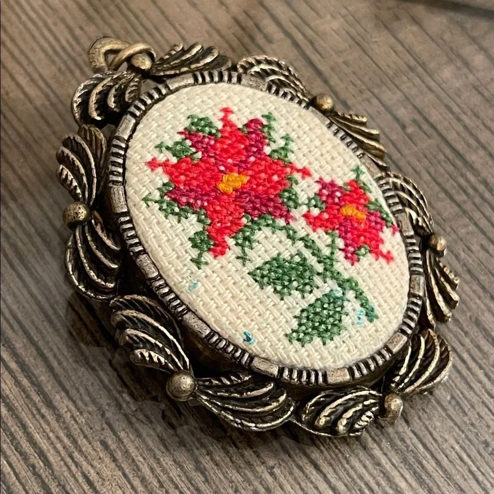 Vintage Creative Circle Counted Cross Stitch # 2266 Poinsettias Brooch 1982